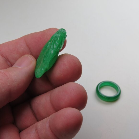 Jade Bangle & Ring & 3 carved pendent Lot Sale. - Picture 11 of 12